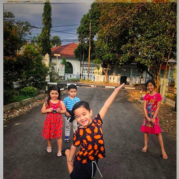 <p>Lahir pada 15 Agustus 2015, kini Rafathar tumbuh jadi bocah yang menggemaskan. Tingkahnya selalu mencuri perhatian. Salah satunya ketika bermain dengan para sepupunya. (Foto: Instagram raffinagita1717)</p>