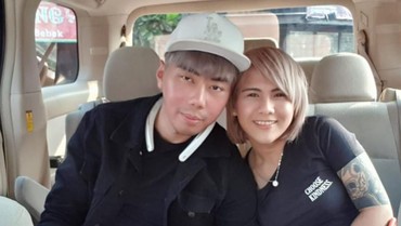 img-title Umbar Foto Mesra, Roy Kiyoshi dan Evelin Nada Anjani Pacaran?