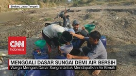 VIDEO: Menggali Dasar Sungai Demi Air Bersih