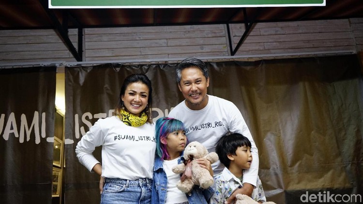 Nirina Zubir dan keluarga saat ditemui di pameran #suami_istri_ride di Pasaraya Blok M.