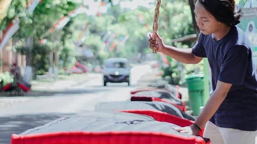 3. Mepe Kasur di Banyuwangi Deretan tradisi unik di Indonesia menyambut Idul Adha