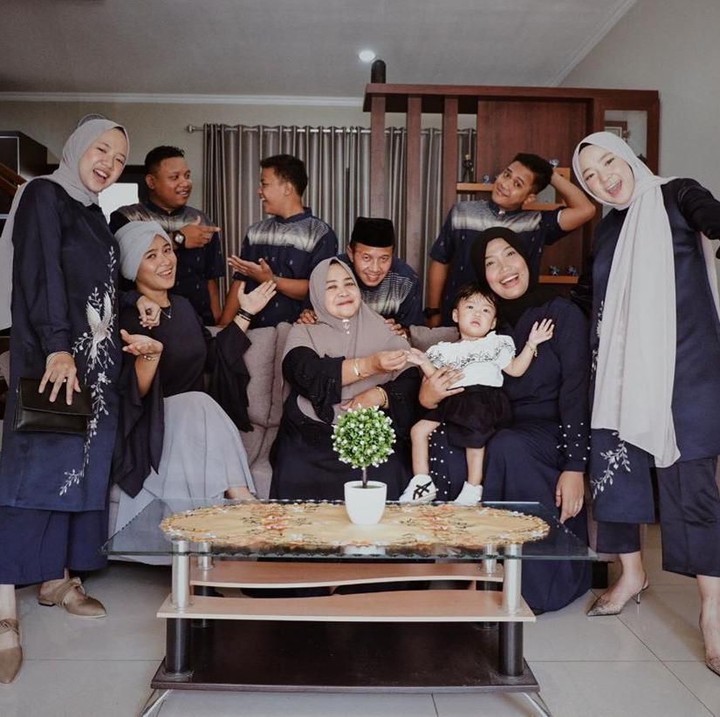 <p>Nissa Sabyan saat merayakan Lebaran dengan keluarga. (Foto: Instagram @nissa_sabyan)</p>
