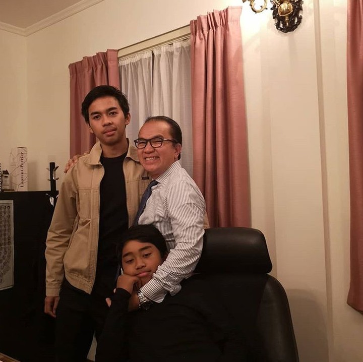 <p>Adjani dan Alano mirip Ayah Tantowi enggak, Bun? (Foto: Instagram/ tantowiyahyaofficial)</p>