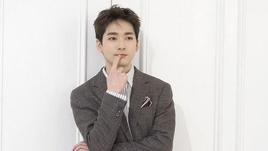 Aaron NU'EST bantu selamatkan nyawa anak kecil yang derita kejang di pesawat
