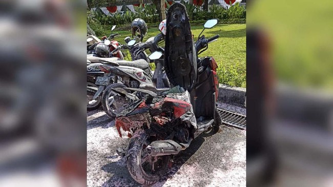 Suara ledakan terdengar di area parkir Kementerian Luar Negeri. Polisi memastikan suara tersebut berasal dari sebuah motor yang terbakar.