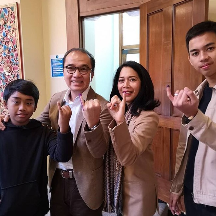 <p>Setelah nyoblos, wefie dulu ah. (Foto: Instagram/ tantowiyahyaofficial)  </p>