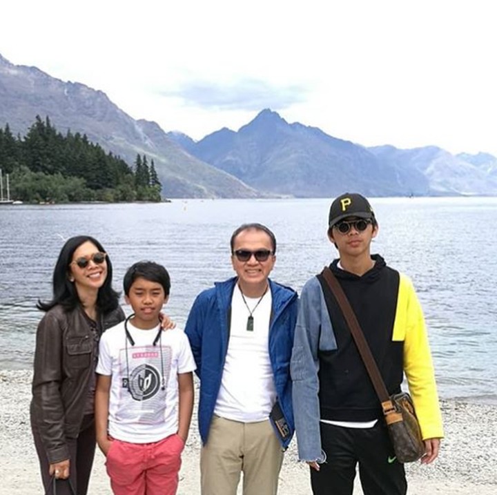 <p>Refreshing juga diperlukan keluarga agar tak stres setelah menjalani rutinitas harian. Seperti yang dilakukan Tantowi dan keluarga tercinta. (Foto: Instagram/ tantowiyahyaofficial)</p>