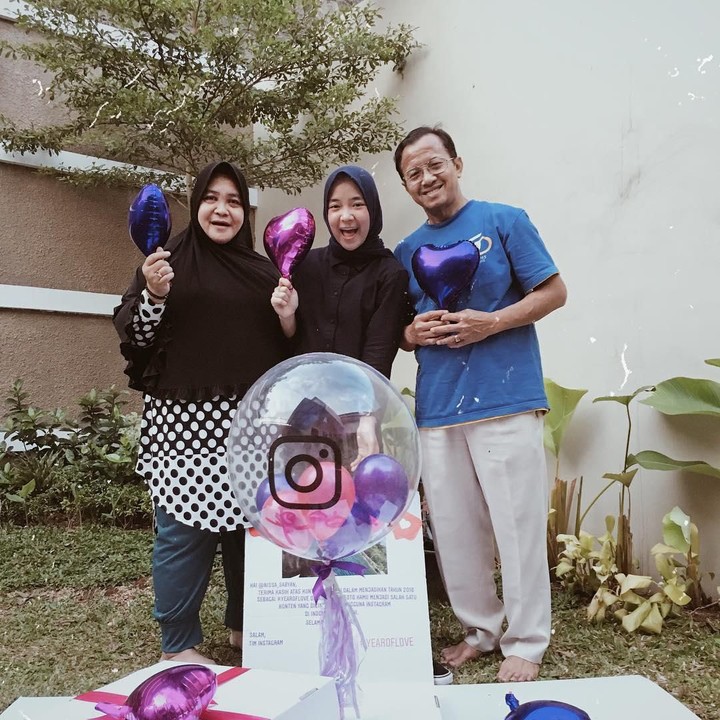 <p>Nissa Sabyan memiliki nama asli Khoirunnisa. Ia lahir di Lumajang, namun tinggal di Bandung sampai kelas 6 SD. Setelah itu ia pindah ke Jakarta. (Foto: Instagram @nissa_sabyan)</p>