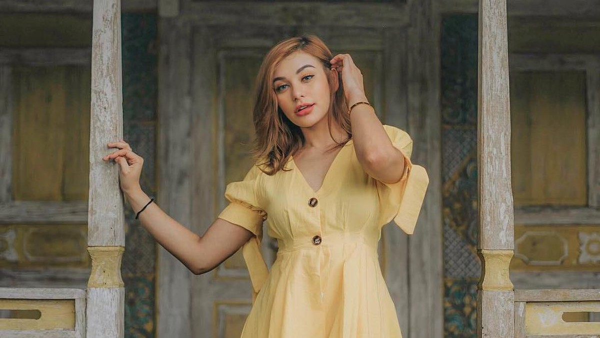 Nora Alexandra kembali diperbincangkan karena isu pindah agama&period; Berikut beberapa fakta mengenai kekasih Jerinx SID ini&colon; 