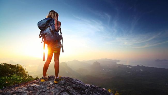 Puncak Sagara atau Bumi Perkemahan Saketi Lestari bisa disambangi bagi turis yang berencana "memburu" pemandangan matahari terbit.