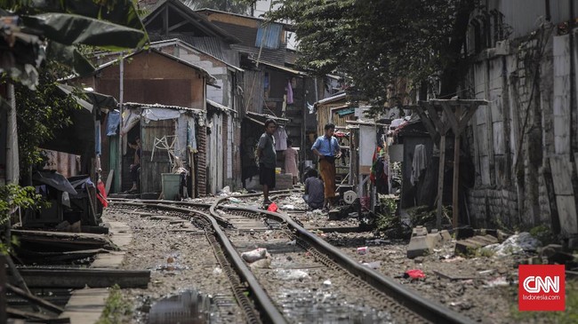 Wagub DKI Riza Patria mengatakan Pemprov DKI menyiapkan sejumlah program untuk mengatasi kenaikan jumlah warga miskin di Ibu Kota selama pandemi Covid-19.