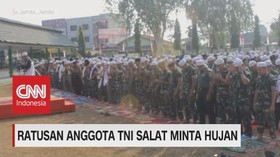 VIDEO: Akibat Kemarau, Ratusan Anggota TNI Salat Minta Hujan