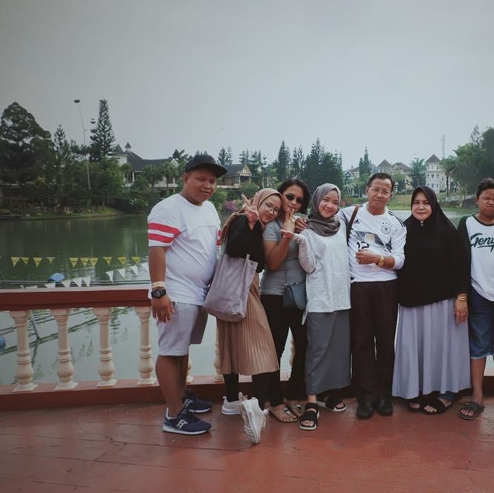 <p>Nissa saat bersama keluarga besar. Nissa lebih mirip ayah atau bundanya ya? (Foto: Instagram @nissa_sabyan)</p>
