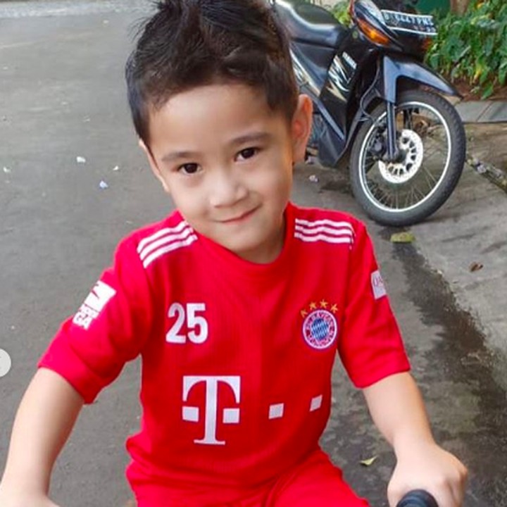 <p>Lelah main bola, ganti main sepeda ya Aa. Senyuman Aa manis banget ya, Bun. (Foto: Instagram raffinagita1717)  </p>