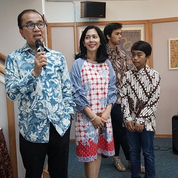 <p>Dewi dan Adjani serta Alano kerap mendampingi Tantowi di beberapa acara. (Foto: Instagram/ tantowiyahyaofficial)</p>