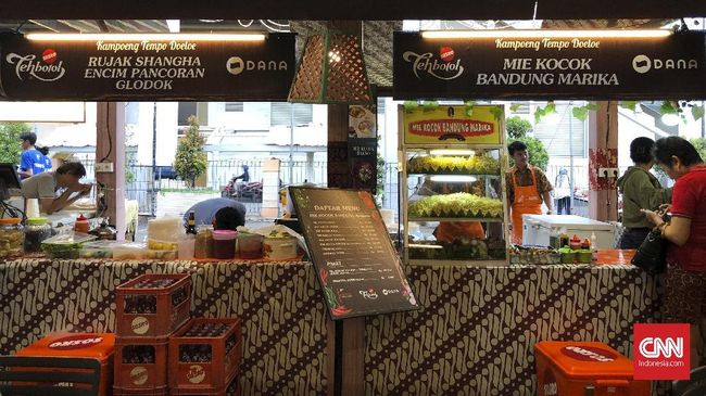 Para pecinta kuliner bisa berburu aneka makanan dan minuman legendaris di Kampoeng Tempo Doeloe, Jakarta Fashion & Food Festival ke-16.