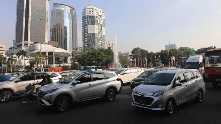 Suasana Gedung Kementrian di Kawasan Jakarta, Rabu 7/8. Pemindahan ibu kota Negara Kesatuan Republik Indonesia (NKRI) dari Jakarta ke salah satu lokasi di Kalimantan membutuhkan anggaran yang tidak sedikit, mencapai Rp 466 triliun. Kepala Bappenas Bambang Brodjonegoro mengatakan Salah satu komponen utama pendanaan bersumber dari Anggaran Pendapatan dan Belanja Negara (APBN). 
Potensinya sangat kasar. Pemetaan potensi aset di Medan Merdeka, Kuningan, Sudirman, dan Thamrin perkiraan Rp 150 triliun. Ini bisa menambal kebutuhan APBN. Tadinya dari APBN butuh Rp 93 triliun. Artinya dengan Rp 150 triliun bisa menutup untuk bangun istana, pangkalan TNI, dan kebutuhan rumah dinas. (CNBC Indonesia/Muhammad Sabki)