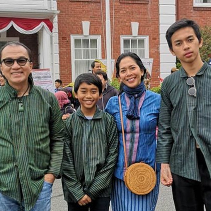 <p>Cinta budaya Indonesia. Tantowi Yahya sekeluarga pakai batik lurik. (Foto: Instagram/ tantowiyahyaofficial)</p>