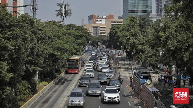 Pengamat transportasi menilai jika taksi online dibebaskan dari ganjil genap, maka upaya membuat warga hijrah ke transportasi umum jadi sia-sia.
