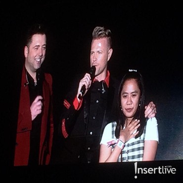 Pelukan Hangat Personel Westlife untuk Penggemar di Panggung