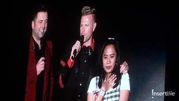 Pelukan Hangat Personel Westlife untuk Penggemar di Panggung