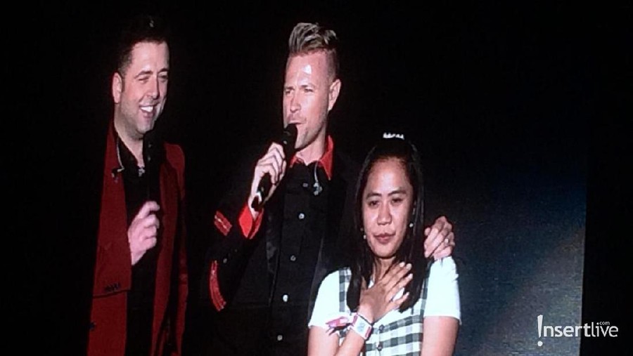 Di sela-sela konser, personel Westlife memilih satu penonton beruntung untuk naik ke atas panggung dan mendapat pelukan dari mereka.