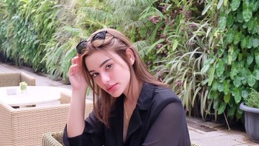 img-title Bentuk Dadanya Dikritik, Nora Alexandra Permalukan Pegawai Bank Ini