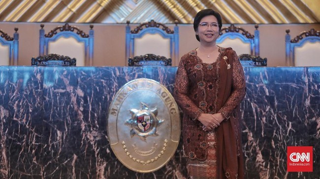 Deputi Gubernur Senior BI Destry Damayanti berjanji akan mengutamakan stabilitas agar ekonomi di dalam negeri yang tengah tertekan global tidak kian terpuruk.