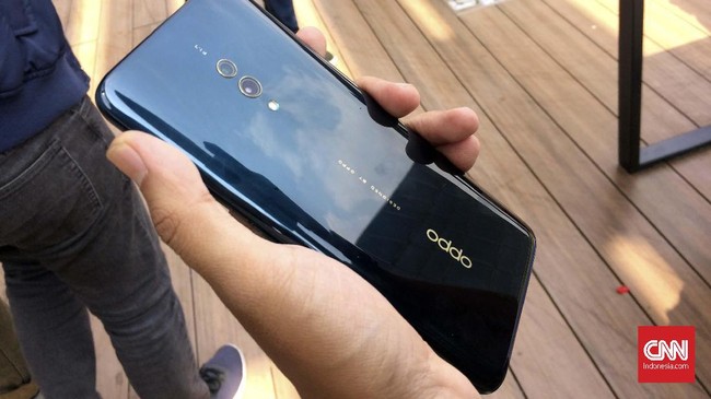 Pengamat membongkar jurus Oppo yang berhasil menyikat Samsung dari posisi jawara vendor ponsel Indonesia.