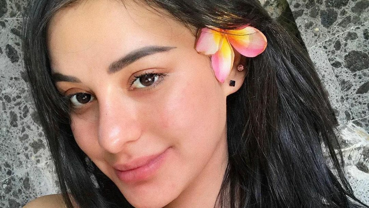 Nora Alexandra kembali diperbincangkan karena isu pindah agama&period; Berikut beberapa fakta mengenai kekasih Jerinx SID ini&colon; 