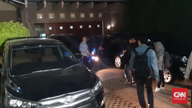 Pengeledahan terkait dengan asus suap pengadaan barang dan jasa yang terjadi di Kabupaten Tulungagung. Di Jawa Timur KPK menggeledah tiga tempat.