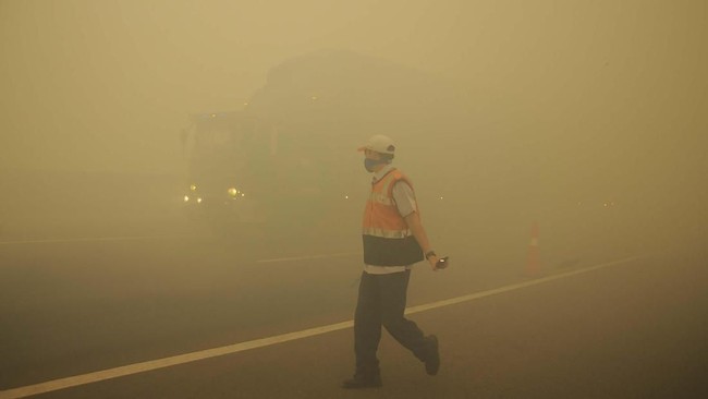 Malaysia menutup 409 sekolah di Sarawak karena kabut asap akibat kebakaran hutan dan lahan di Indonesia sudah mengepung wilayah di perbatasan tersebut.