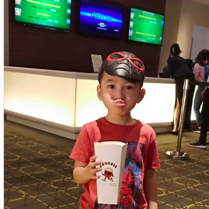 <p><em>Movie time</em>! Bocah yang biasa disapa Aa ini sudah mulai paham nonton fim di bioskop nih, Bun. (Foto: Instagram raffinagita1717)</p>