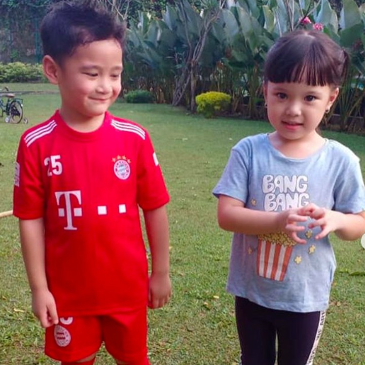 <p>Senang banget bisa ketemu lagi sama Gempi. Ekspresi boca empat tahun itu jadi terlihat grogi, lirik-lirik sambil tersenyum manis. (Foto: Instagram raffinagita1717)</p>