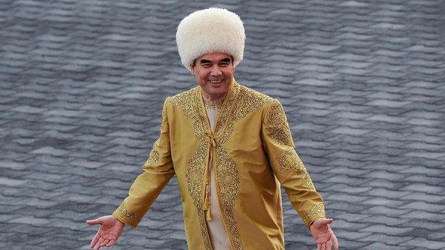 Presiden Turkmenistan, Gurbanguly Berdymukhamedov, terekam sedang mengendarai sebuah mobil rally untuk menepis
