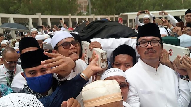 Dubes RI untuk Arab Saudi menilai Rizieq Shihab tidak etis menyerobot doa saat pemakaman KH Maimun Zubair atau Mbah Moen di Makkah. Rizieq sempat salah liang.