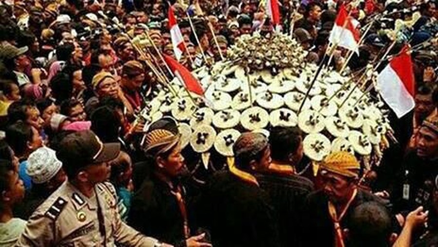 6. Grebeg Gunungan, Yogyakarta 7 Tradisi Unik Idul Adha di Indonesia versi Insertlive.