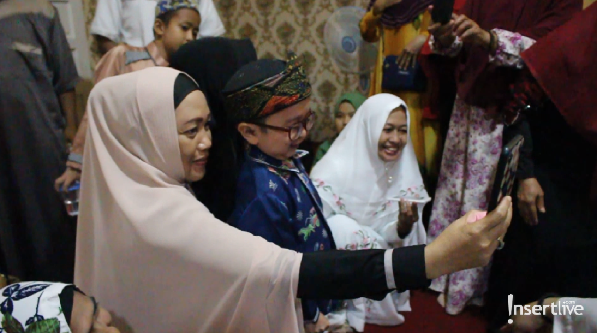 Daus Mini mengajak istrinya untuk menimba ilmu agama kepada Gus Anom di Kalimantan Selatan&period; 