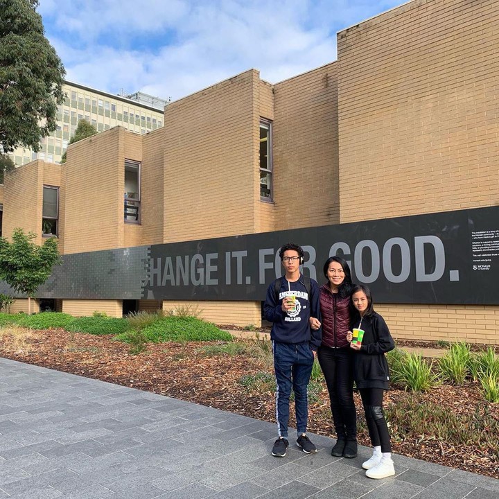 <p>Jalan-jalan edukatif ala Dee. Akhir Juni lalu, penulis Filosofi Kopi ini mengajak Keenan dan Atisha ke Monash University di Clayton. (Foto: Instagram: @deelestari)</p>