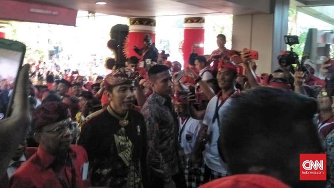 Presiden Joko Widodo tiba di arena Kongres V PDIP, Hotel Grand Inna Beach Bali dan langsung disambut riuh pendukung serta simpatisan PDIP.