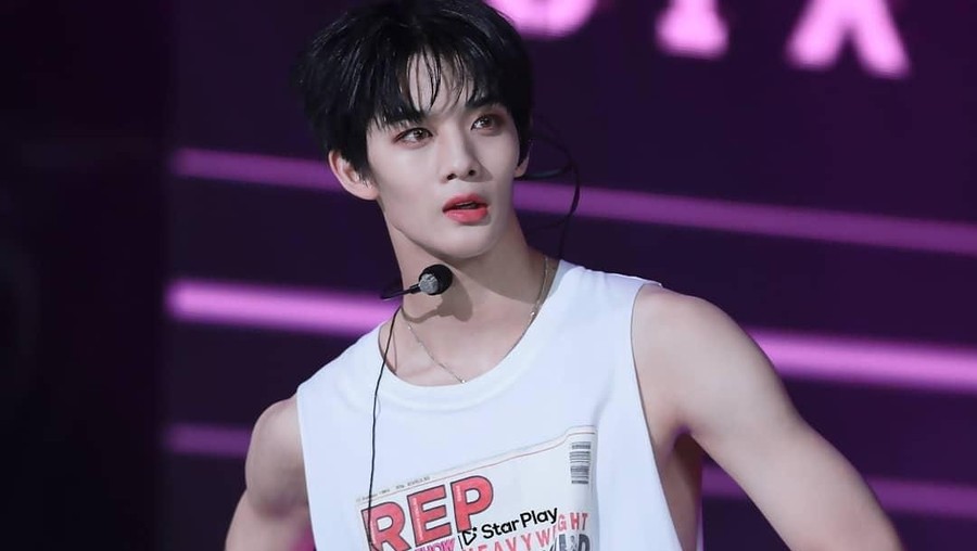 6. Bae Jinyoung Jejeran debut solo 11 mantan personel Wanna One.
