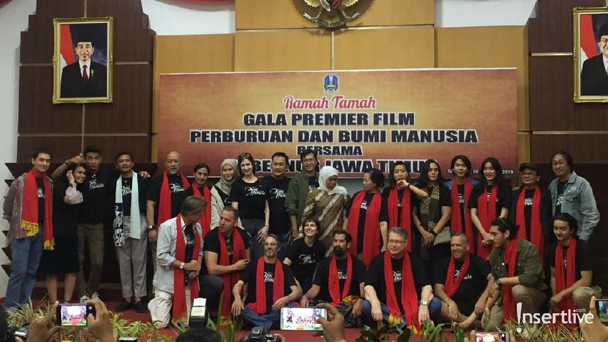 Suasana penyerahan cendramata dari Gubernur Jawa Timur&comma; diterima oleh produser beserta perwakilan cast film Bumi Manusia&period;