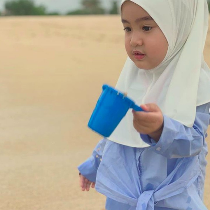 <p>Diceritakan Aisyahrani, Ratu mulai suka kenakan hijab sejak pulang dari ibadah umrah. Ratu pakai hijab tentunya tanpa paksaan orang tua. (Foto: Instagram @syh55)</p>