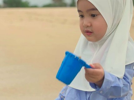 7 Potret Imut Ratu, Keponakan Kecil Syahrini yang Pakai Hijab