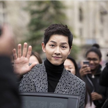 Tiba di Korea dengan Selamat, Song Joong Ki Kesulitan Dapat Tiket