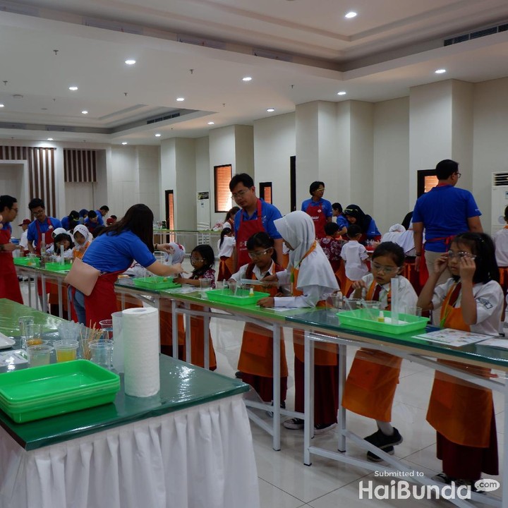 Persiapan sebelum mulai eksperimen kimia sederhana. Kakak pembimbing sedang memberi arahan nih, Bun.