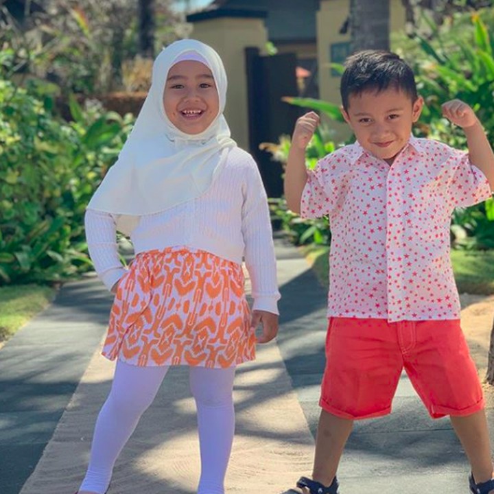 <p>Ratu bersama kembarannya, Raja. Imut ya, Bun? (Foto: Instagram @syh55)</p>
