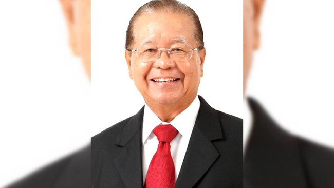 Pria kelahiran Sumatra Utara itu pernah beberapa kali menjabat sebagai menteri di era Soeharto, dan menjabat berbagai posisi penting hingga akhir hayatnya.