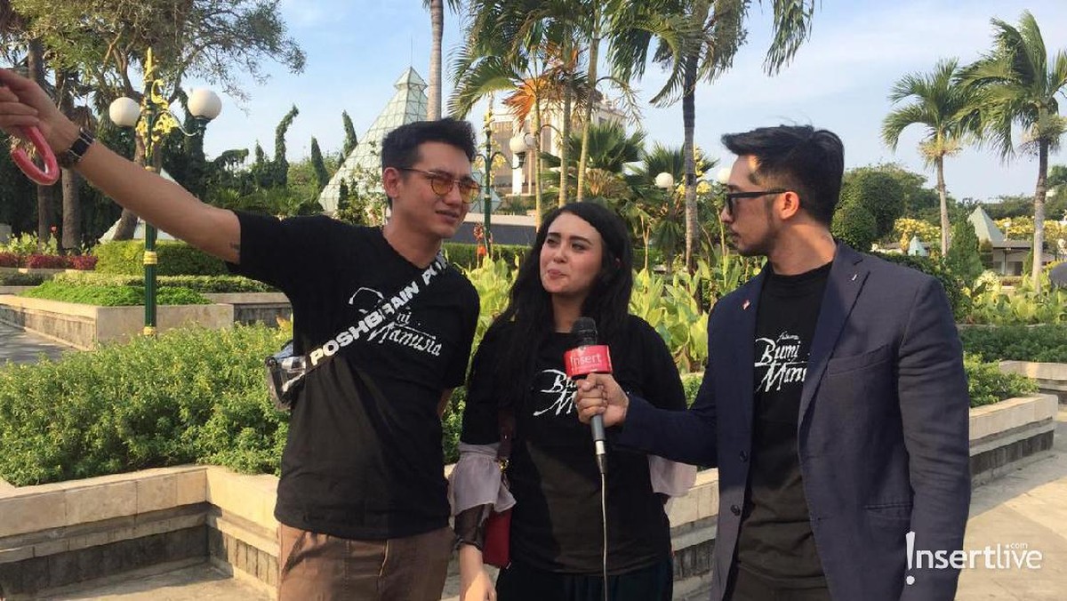 Suasana penyerahan cendramata dari Gubernur Jawa Timur&comma; diterima oleh produser beserta perwakilan cast film Bumi Manusia&period;