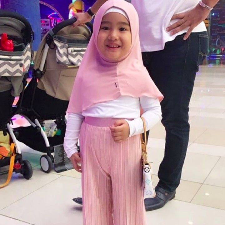 <p>Ratu Arkanaya Fatimah Ramdani adalah nama lengkap dari si imut Ratu, keponakan Syahrini yang memiliki saudara kembar laki-laki bernama Raja. (Foto: Instagram @syh55)</p>
